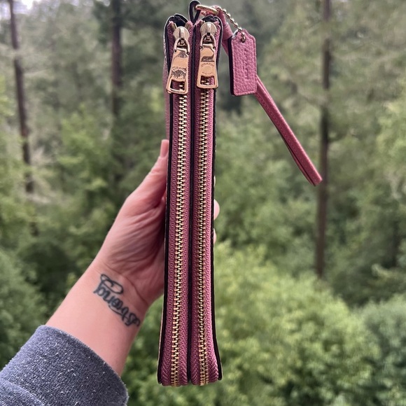 COACH Dbl Zip Wristlet Phone Wallet Pink Pebble Leather w Gold Hardware AUTHENTC - Picture 4 of 8